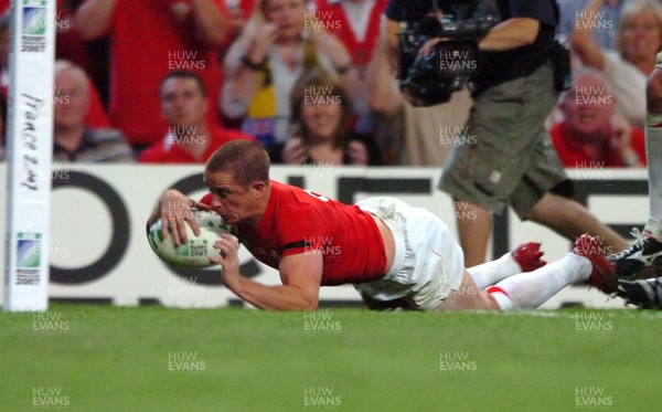 14.09.07 - Wales v Australia - Rugby World Cup 2007 -  Wales' Shane Williams scores try 