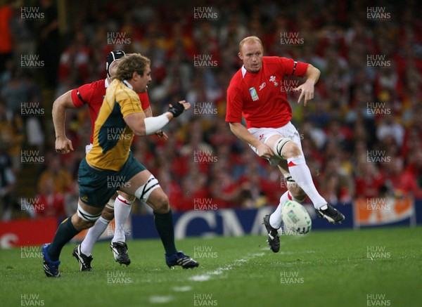 15.09.07  Wales v Australia... Wales Martyn Williams kicks past Rocky Elsom. 