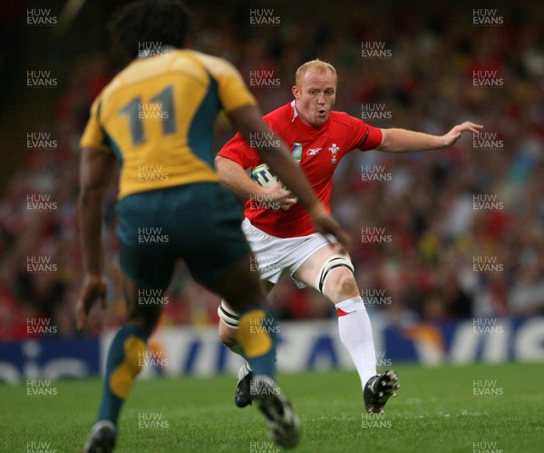15.09.07  Wales v Australia... Wales Martyn Williams tries to get around Lote Tuqiri. 