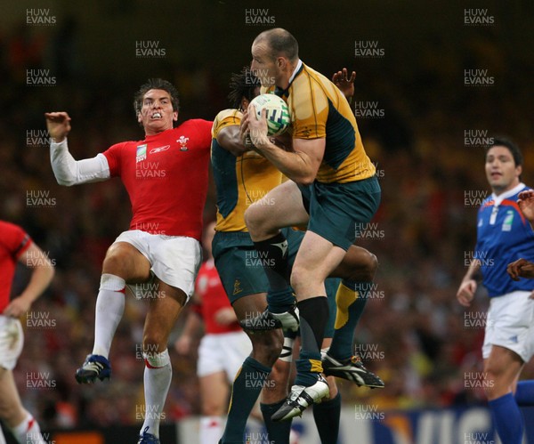 15.09.07  Wales v Australia... Australia's Stirling Mortlock beats James Hook to the ball.  