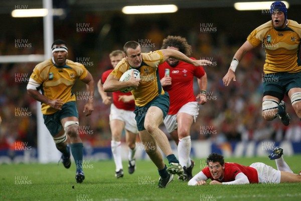 15.09.07  Wales v Australia... Australia's  Chris Latham sets off for the line with Wycliff Palu(lt) and Nathan Sharpe(rt) in support, leaving James Hook grounded.  