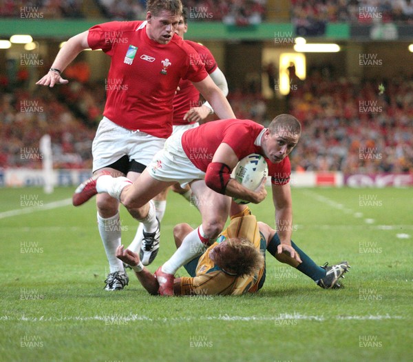 15.09.07 -Wales v Australia, RWC 2007 -  Wales' Shane Williams powers over to score try 