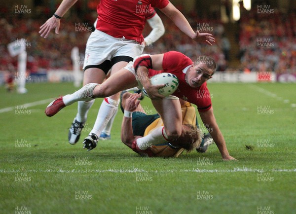 15.09.07 -Wales v Australia, RWC 2007 -  Wales' Shane Williams powers over to score try 