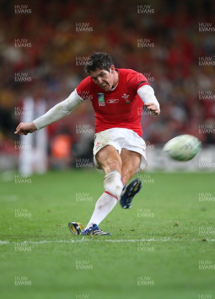 15.09.07 -Wales v Australia, RWC 2007 -  Wales James Hook kicks penalty 