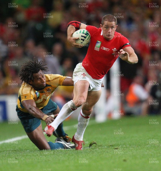 15.09.07 -Wales v Australia, RWC 2007 -  Wales Shane Williams breaks away from Lote Tuqiri 