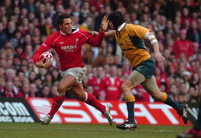 04.11.06 - Wales v Australia - Invesco Perpetual Series 2006 - Wales' Gavin Henson holds off Australia's Stephen Larkham 