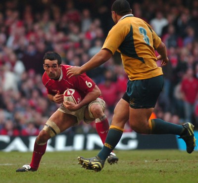 04.11.06 - Wales v Australia - Invesco Perpetual Series 2006 - Wales' Jonathan Thomas takes on Australia's Rodney Blake 