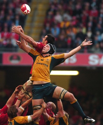 04.11.06 - Wales v Australia - Invesco Perpetual Series 2006 - Wales' Jonathan Thomas and Australia's Dan Vickerman compete for line out ball 