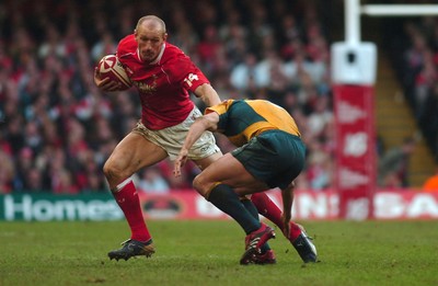 04.11.06 - Wales v Australia - Invesco Perpetual Series 2006 - Wales' Gareth Thomas takes on Australia's Matt Giteau 