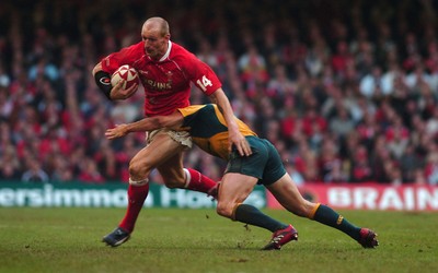 04.11.06 - Wales v Australia - Invesco Perpetual Series 2006 - Wales' Gareth Thomas takes on Australia's Matt Giteau 