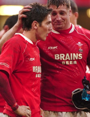 04.11.06 - Wales v Australia - Invesco Perpetual Series 2006 - James Hook is consoled by Ian Gough(R) 