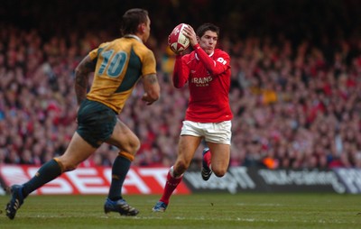 04.11.06 - Wales v Australia - Invesco Perpetual Series 2006 - Wales' James Hook looks for space 