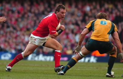 04.11.06 - Wales v Australia - Invesco Perpetual Series 2006 - Wales' Matthew Rees takes on Australia's Dan Vickerman 