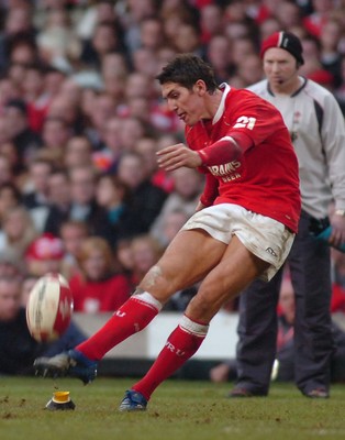 04.11.06 - Wales v Australia - Invesco Perpetual Series 2006 - Wales' James Hook kicks at goal 