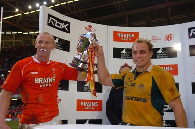04.11.06  Wales v Australia.  Captains Gareth Thomas and Phil Waugh share the trophy.  