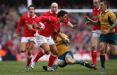04.11.06  Wales v Australia, Invesco Perpetual Series 2006 Wales' Gavin Henson is tackled by Stephen Larkham 