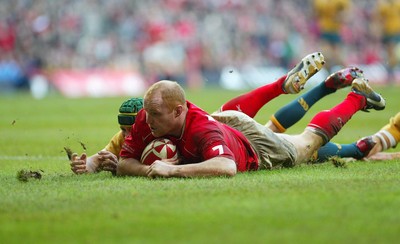 04.11.06  Wales v Australia, Invesco Perpetual Series 2006 Wales' Martyn Williams dives in to score try 