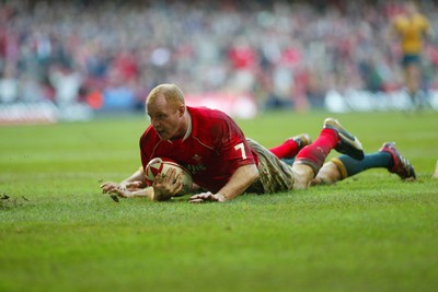 04.11.06  Wales v Australia, Invesco Perpetual Series 2006 Wales' Martyn Williams dives in to score try 