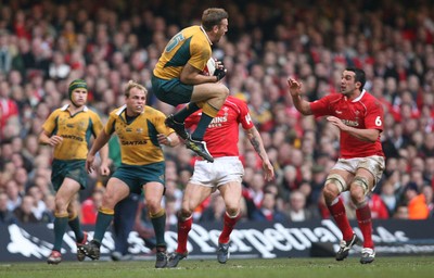 04.11.06  Wales v Australia, Invesco Perpetual Series 2006 Australia's Chris Latham takes high ball as Jonathan Thomas closes in 