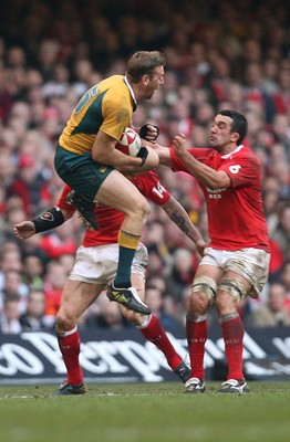 04.11.06  Wales v Australia, Invesco Perpetual Series 2006 Australia's Chris Latham takes high ball as Jonathan Thomas closes in 