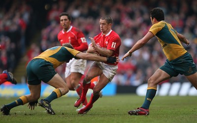 04.11.06  Wales v Australia, Invesco Perpetual Series 2006 Wales' Shane Williams is tackled by Chris Latham 