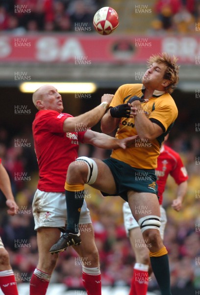 04.11.06 - Wales v Australia - Invesco Perpetual Series 2006 - Australia's Rocky Elsom and Tom Shanklin(L) reach for high ball 