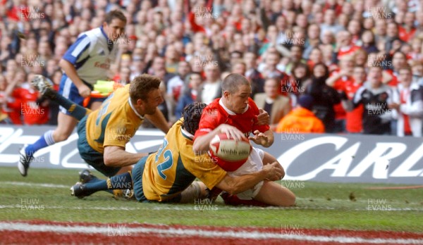 04.11.06 - Wales v Australia - Invesco Perpetual Series 2006 - Wales' Shane Williams dives in for try 