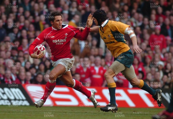 04.11.06 - Wales v Australia - Invesco Perpetual Series 2006 - Wales' Gavin Henson holds off Australia's Stephen Larkham 
