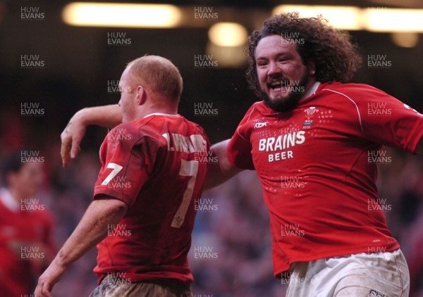 04.11.06 - Wales v Australia - Invesco Perpetual Series 2006 - Wales' Martyn Williams celebrates his try with Adam Jones (R) 