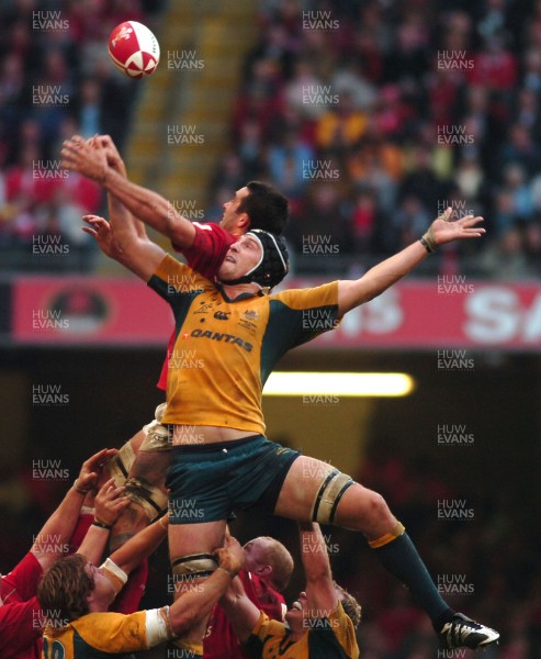04.11.06 - Wales v Australia - Invesco Perpetual Series 2006 - Wales' Jonathan Thomas and Australia's Dan Vickerman compete for line out ball 