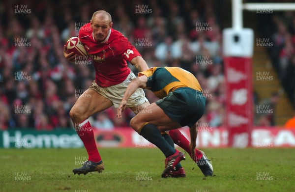 04.11.06 - Wales v Australia - Invesco Perpetual Series 2006 - Wales' Gareth Thomas takes on Australia's Matt Giteau 