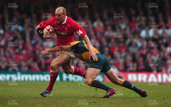 04.11.06 - Wales v Australia - Invesco Perpetual Series 2006 - Wales' Gareth Thomas takes on Australia's Matt Giteau 