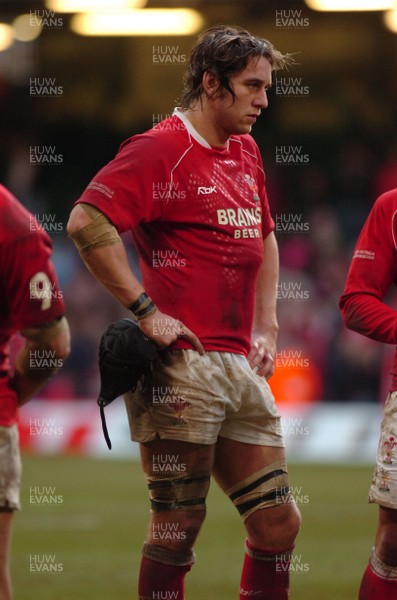 04.11.06 - Wales v Australia - Invesco Perpetual Series 2006 - Ryan Jones looks dejected 