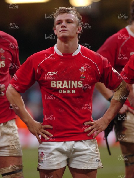 04.11.06 - Wales v Australia - Invesco Perpetual Series 2006 - Dwayne Peel looks dejected 