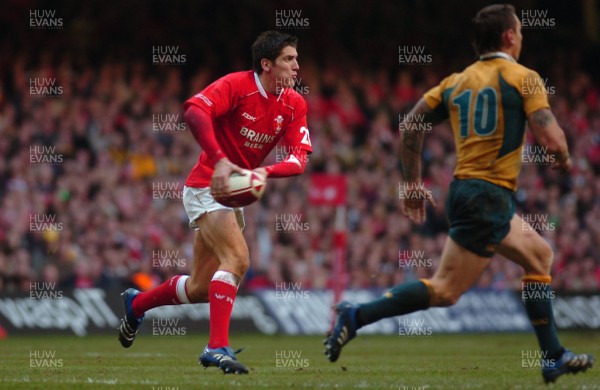 04.11.06 - Wales v Australia - Invesco Perpetual Series 2006 - Wales' James Hook looks for space 