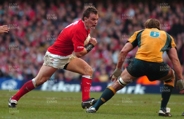 04.11.06 - Wales v Australia - Invesco Perpetual Series 2006 - Wales' Matthew Rees takes on Australia's Dan Vickerman 
