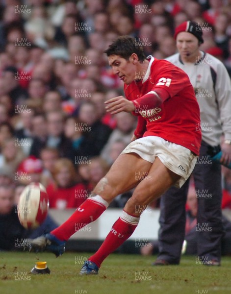 04.11.06 - Wales v Australia - Invesco Perpetual Series 2006 - Wales' James Hook kicks at goal 