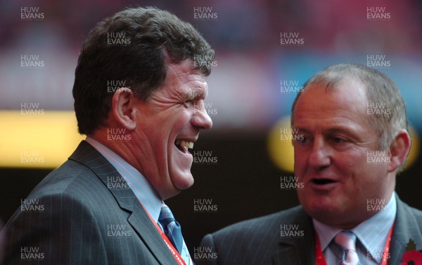 04.11.06 - Wales v Australia - Invesco Perpetual Series 2006 - Wales Coach, Gareth Jenkins and Team Manager Alan Phillips(R) 