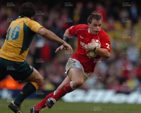 04.11.06  Wales v Australia.  Wales Matthew Rees hands off Brendan Cannon  