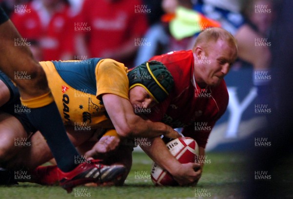 04.11.06  Wales v Australia.  Wales Martyn Williams scores try.  