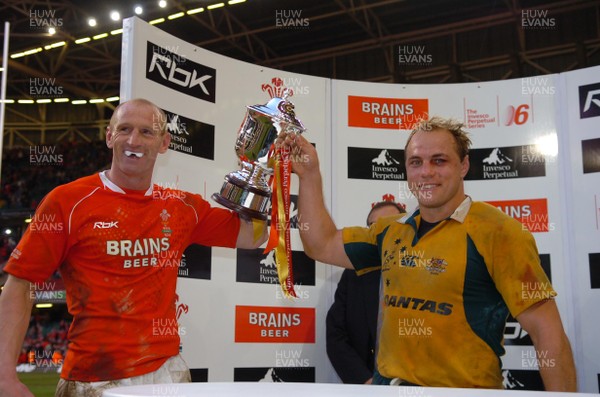 04.11.06  Wales v Australia.  Captains Gareth Thomas and Phil Waugh share the trophy.  