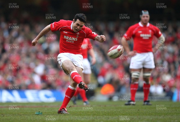 04.11.06  Wales v Australia, Invesco Perpetual Series 2006 Wales' Stephen Jones slots over the penalty kick 
