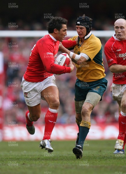 04.11.06  Wales v Australia, Invesco Perpetual Series 2006 Wales' Gavin Henson is tackled by Stephen Larkham 