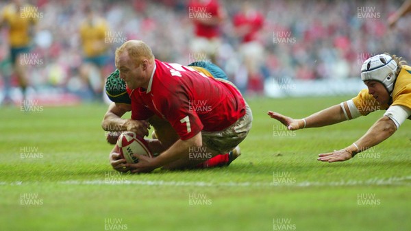 04.11.06  Wales v Australia, Invesco Perpetual Series 2006 Wales' Martyn Williams dives in to score try 
