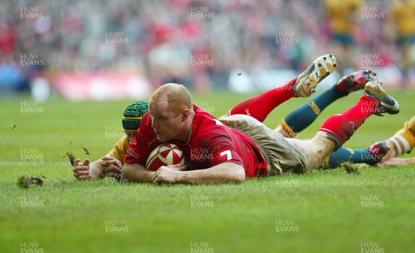 04.11.06  Wales v Australia, Invesco Perpetual Series 2006 Wales' Martyn Williams dives in to score try 
