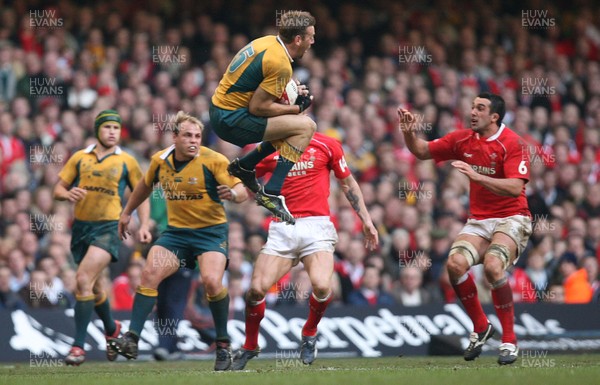 04.11.06  Wales v Australia, Invesco Perpetual Series 2006 Australia's Chris Latham takes high ball as Jonathan Thomas closes in 