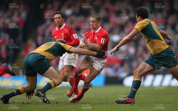 04.11.06  Wales v Australia, Invesco Perpetual Series 2006 Wales' Shane Williams is tackled by Chris Latham 