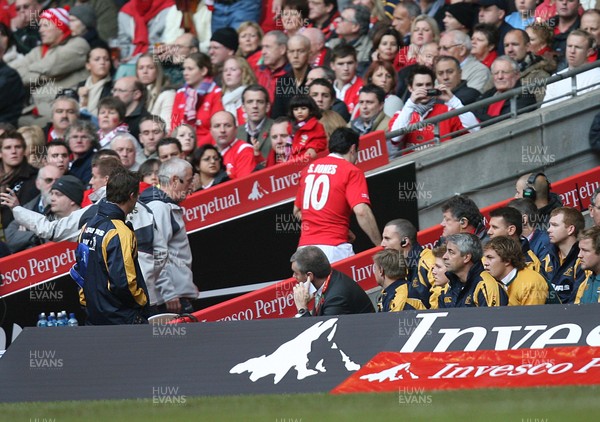 04.11.06  Wales v Australia, Invesco Perpetual Series 2006 Wales' Stephen Jones leaves the field during the first half of his debut as captain 