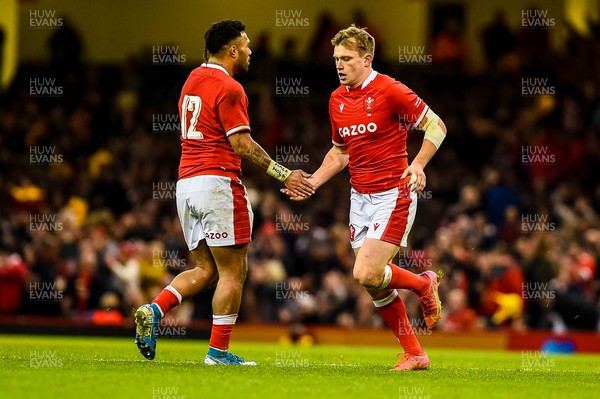 201121 - Wales v Australia - Autumn Nations Series - Nick Tompkins of Wales celebrates with Willis Halaholo of Wales 
