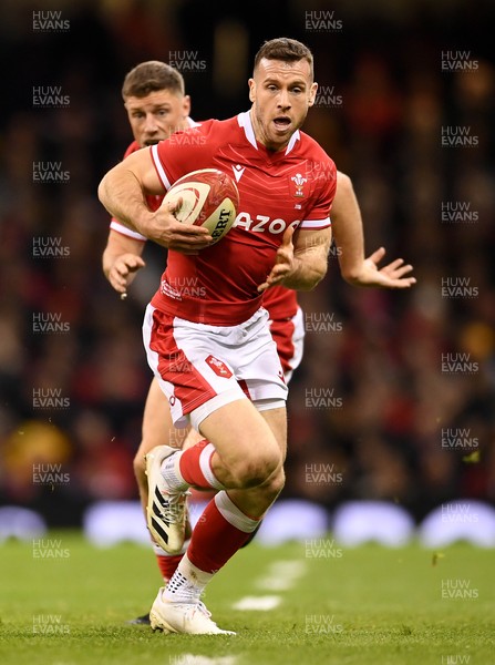 201121 - Wales v Australia - Autumn Nations Series - Gareth Davies of Wales gets into space